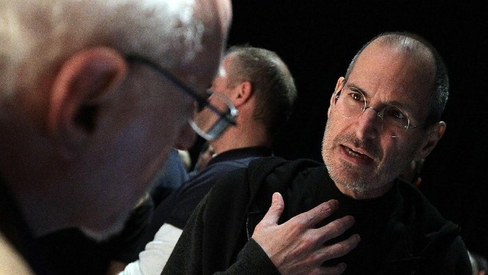 Walt Mossberg dengan Steve Jobs saat peluncuran iPad. Foto: Internet Walt Mossberg dengan Steve Jobs saat peluncuran iPad. Foto: Internet