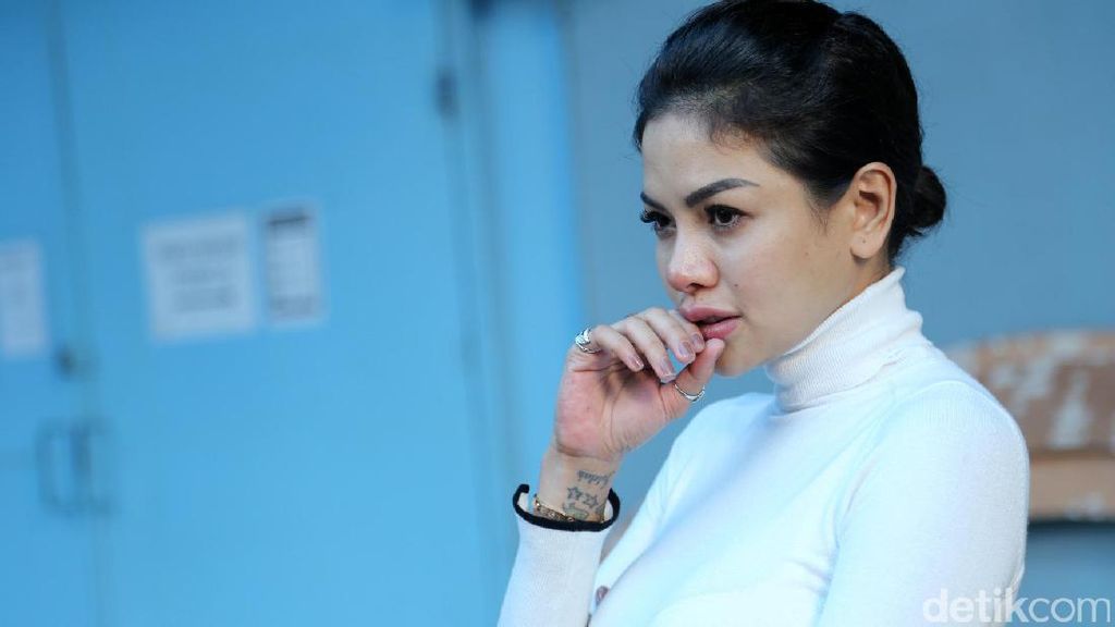 Sering Nyeri Pinggang? Siap-siap Beli Jamu Kuat Nikita Mirzani Sering Nyeri Pinggang? Siap-siap Beli Jamu Kuat Nikita Mirzani