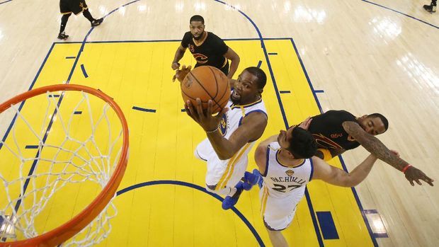 Pemain Golden State Warriors Kevin Durant mencetak 39 poin di gim kelima Final NBA 2017