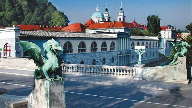 Patung naga yang terdapat di Dragon Bridge Slovania (visitljubljana.com)