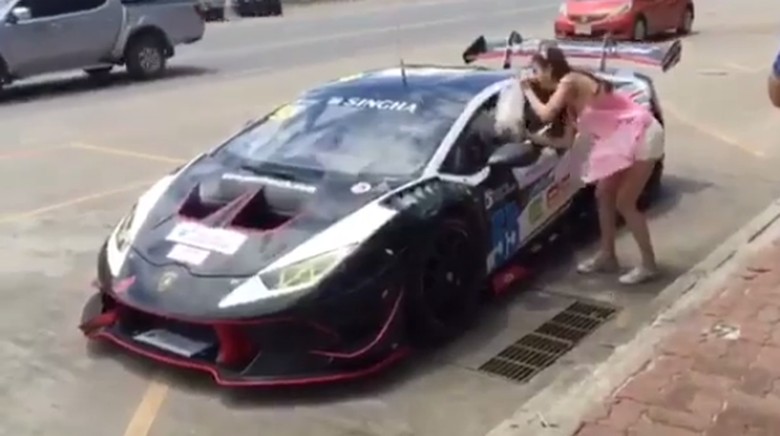 Video Lamborghini Jajan di Pedagang Kaki Lima Cantik Ini Jadi Viral Video Lamborghini Jajan di Pedagang Kaki Lima Cantik Ini Jadi Viral