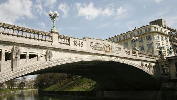 Dragon Bridge melintasi Sungai Ljubljanica. (visitljubljana.com)