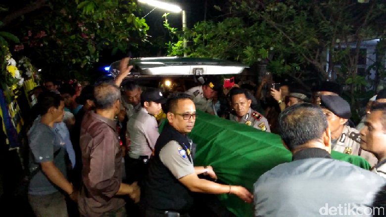 Isak Tangis Warnai Kepulangan Jenazah Koas Italia di Rumah Duka Isak Tangis Warnai Kepulangan Jenazah Koas Italia di Rumah Duka