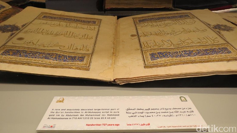 Foto: Al Quran yang ditulis dengan tinta emas di Madinah (Fitraya/detikTravel) Foto: Al Quran yang ditulis dengan tinta emas di Madinah (Fitraya/detikTravel)