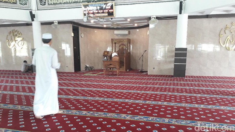 Viral Video Pria Meninggal Dunia Saat Sujud Salat Isya di Tebet Viral Video Pria Meninggal Dunia Saat Sujud Salat Isya di Tebet