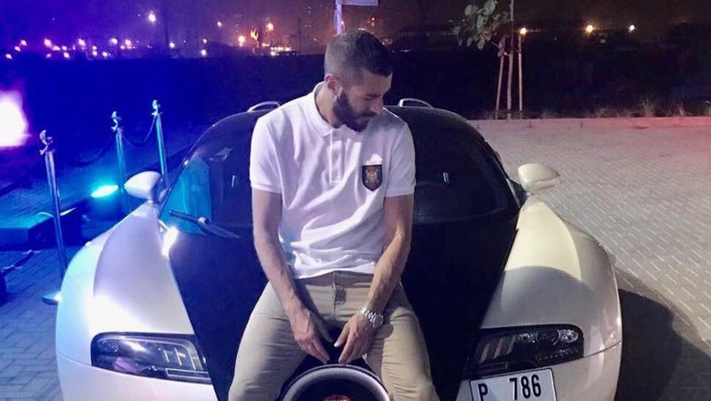 Karim Benzema Berpose dengan Mobil Polisi Tercepat Dunia Karim Benzema Berpose dengan Mobil Polisi Tercepat Dunia