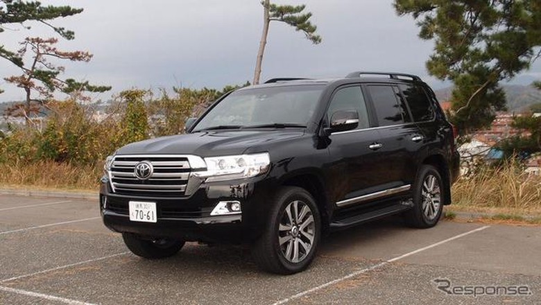 Review: Toyota Land Cruiser 200, 4WD Offroad nan Klasik Review: Toyota Land Cruiser 200, 4WD Offroad nan Klasik