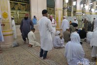 Jamaah pria memanfaatkan area perempuan yang belum dibuka (Fitraya/detikTravel)