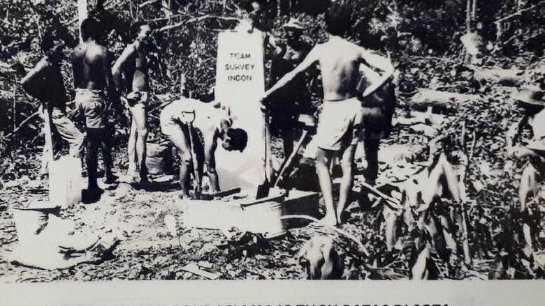Foto tahun 1967, saat Tugu Perbatasan Indonesia-Papua Nugini MM 13 dibuat (Afif/detikTravel) Foto tahun 1967, saat Tugu Perbatasan Indonesia-Papua Nugini MM 13 dibuat (Afif/detikTravel)