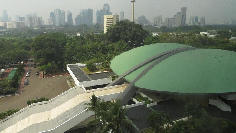 Cerita Soal Gedung DPR Miring dan Seringnya Lift Anjlok Cerita Soal Gedung DPR Miring dan Seringnya Lift Anjlok