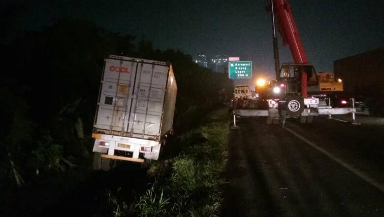 Ada Kecelakaan Truk, Arus Lalu Lintas Tol Karawaci Macet Ada Kecelakaan Truk, Arus Lalu Lintas Tol Karawaci Macet