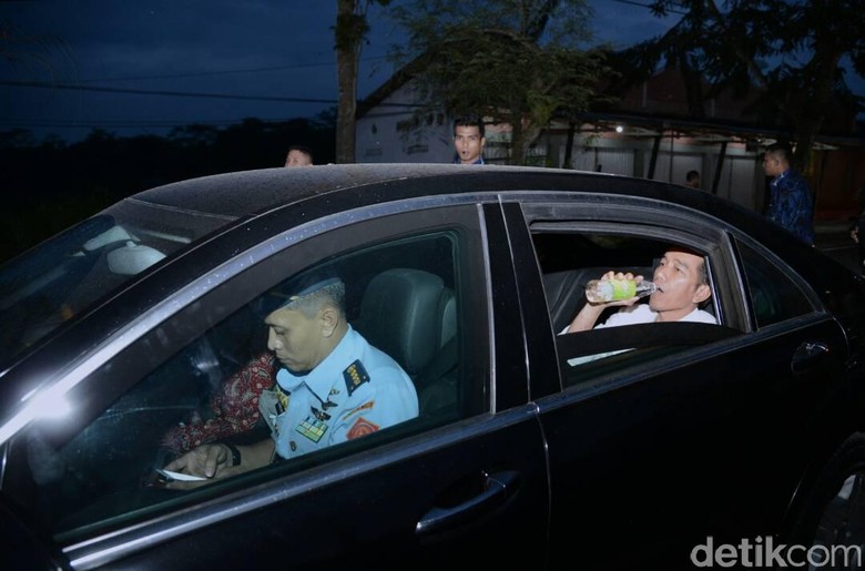 Momen Jokowi Buka Puasa Seadanya di Perjalanan Bersama Paspampres Momen Jokowi Buka Puasa Seadanya di Perjalanan Bersama Paspampres
