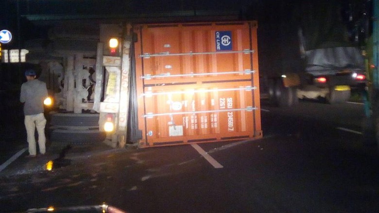 Ada Truk Terguling di Tol Karang Tengah, Lalu Lintas Tersendat Ada Truk Terguling di Tol Karang Tengah, Lalu Lintas Tersendat
