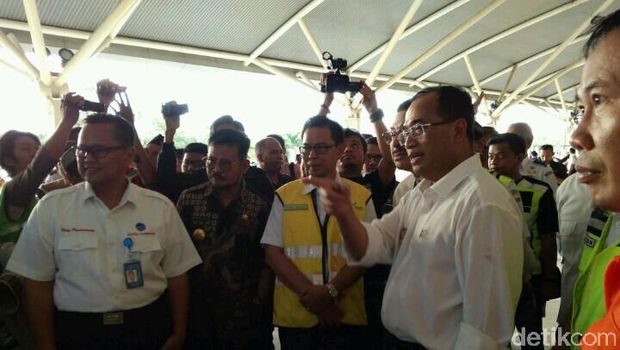 Pantau Posko Mudik, Menhub dan Gubernur Sulsel Cek Tensi Darah