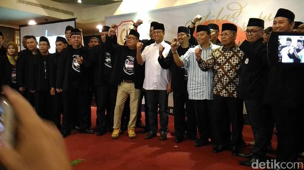 Anies dan anggota Forum RT/RW.