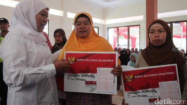 Mensos Serahkan Bantuan Jadup Bagi Korban Banjir Bandang 