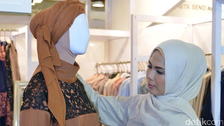 Wanita Ini Punya Omzet Rp 400 Juta/Bulan Jualan Busana Muslim Wanita Ini Punya Omzet Rp 400 Juta/Bulan Jualan Busana Muslim