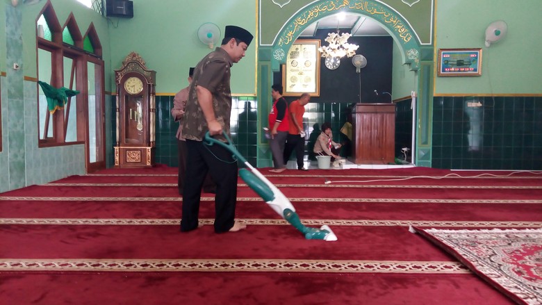 Saat Anak-anak SD Bersihkan Masjid Saat Anak-anak SD Bersihkan Masjid