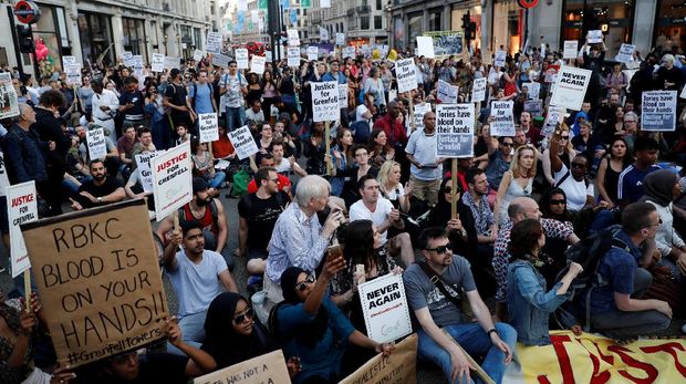 Demonstran memprotes pengelola apartemen London yang terbakar hebat