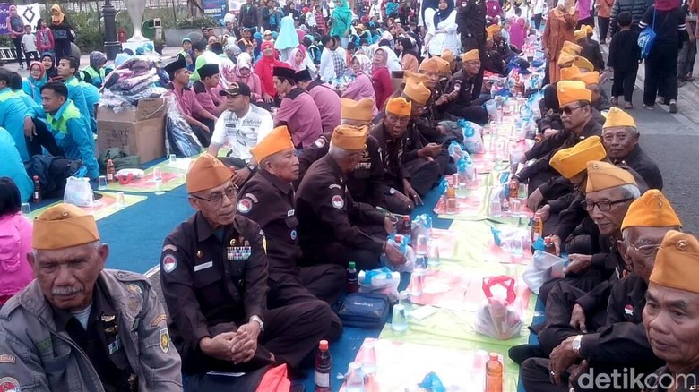 Meriahnya Buka Bersama Ribuan Warga di Jalan Asia Afrika Bandung Meriahnya Buka Bersama Ribuan Warga di Jalan Asia Afrika Bandung