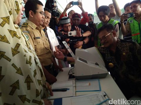 Pantau Posko Mudik, Menhub dan Gubernur Sulsel Cek Tensi Darah