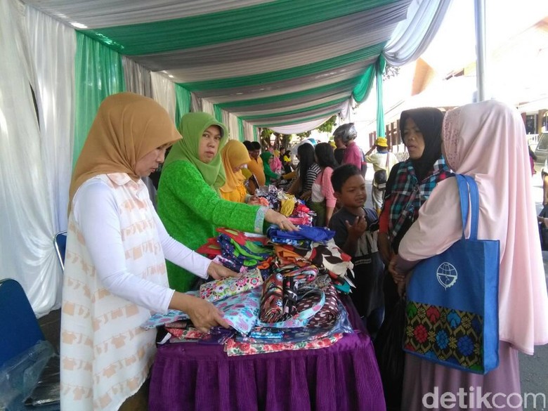 Duafa dan Srikandi Kuning Buru Baju Murah di Bazar Pemkab Garut Duafa dan Srikandi Kuning Buru Baju Murah di Bazar Pemkab Garut