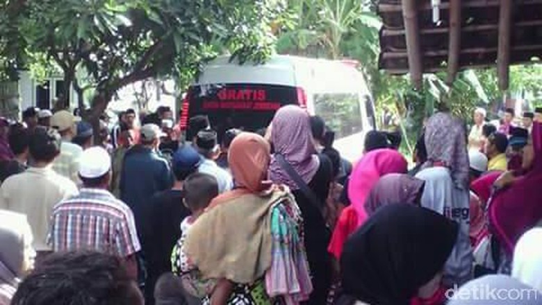 Disambut Tangis, 8 Korban Tewas Tabrakan di Bali Tiba di Rumah Duka