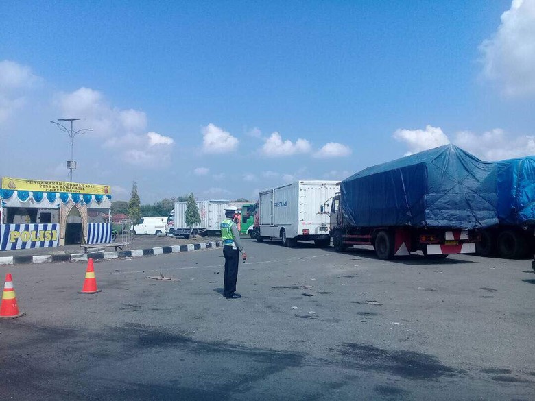 Kendaraan Pengangkut Barang Dominasi Jalur Mudik Cirebon Kendaraan Pengangkut Barang Dominasi Jalur Mudik Cirebon