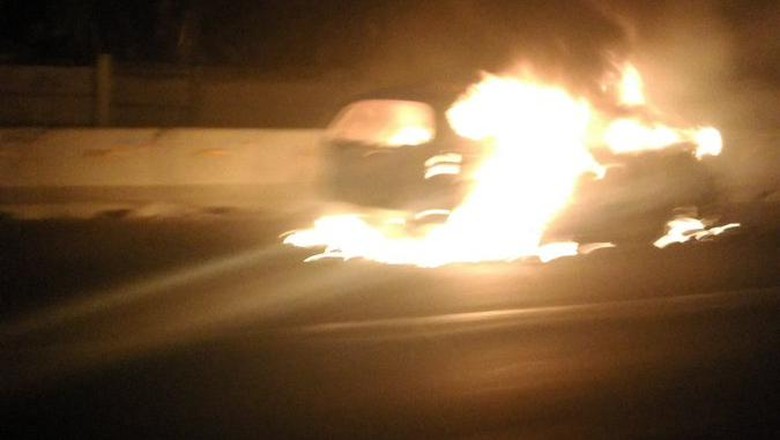Sebuah Mobil Terbakar di Tol Cikampek Arah Jakarta Sebuah Mobil Terbakar di Tol Cikampek Arah Jakarta