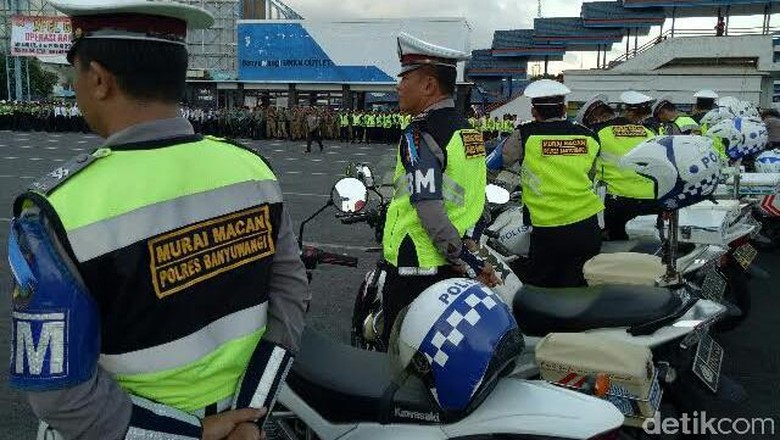 Tim Satgas Murai Macan, Pengurai Kemacetan Saat Mudik di Bayuwangi Tim Satgas Murai Macan, Pengurai Kemacetan Saat Mudik di Bayuwangi