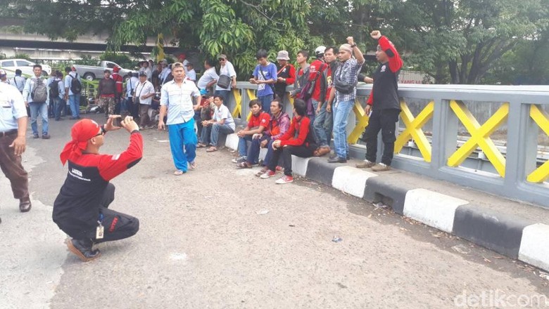 Curhat Sopir Tangki Pertamina yang Ingin Jadi Pegawai Tetap Curhat Sopir Tangki Pertamina yang Ingin Jadi Pegawai Tetap