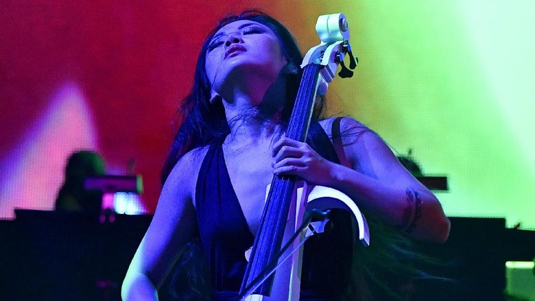 Zimmer: Tina Guo Memperlakukan Cello Seperti Pedang Zimmer: Tina Guo Memperlakukan Cello Seperti Pedang