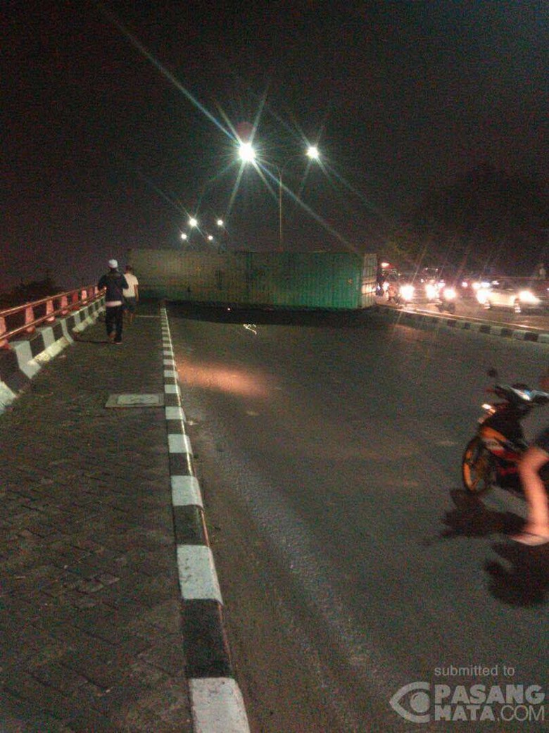Petugas Kesulitan Evakuasi Kontainer Terguling di Jembatan Kranji Petugas Kesulitan Evakuasi Kontainer Terguling di Jembatan Kranji