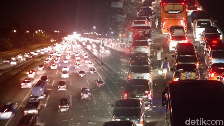 Ada Proyek Jalan di KM 12, Tol Jakarta-Cikampek Macet 6 Km Ada Proyek Jalan di KM 12, Tol Jakarta-Cikampek Macet 6 Km