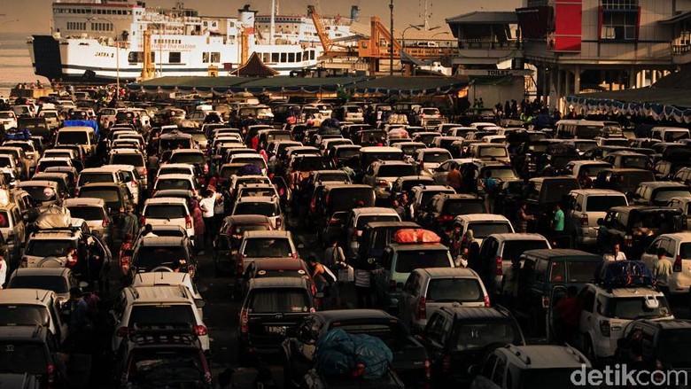 Traffic Update: Pelabuhan Merak Mulai Dipadati Pemudik Traffic Update: Pelabuhan Merak Mulai Dipadati Pemudik