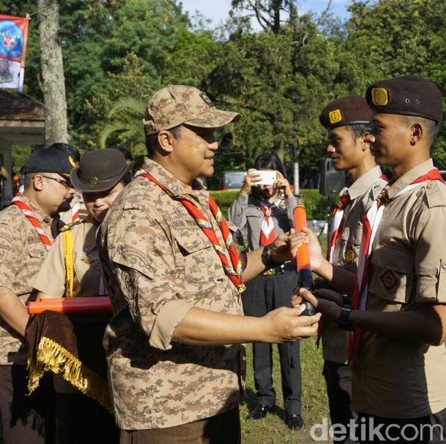 Detiknews Jawa Barat | pramuka jabar bantu atur lalin arus mudik 2017 Detiknews Jawa Barat | pramuka jabar bantu atur lalin arus mudik 2017