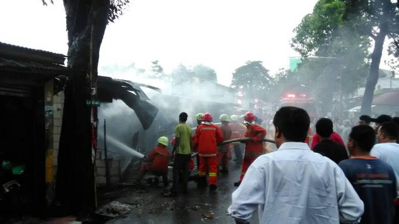 Bengkel Motor dan 2 Kios Terbakar di Pasar Rebo Jaktim Bengkel Motor dan 2 Kios Terbakar di Pasar Rebo Jaktim