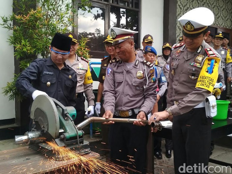 Ribuan Miras dan Knalpot Brong Dimusnahkan Polisi Trenggalek Ribuan Miras dan Knalpot Brong Dimusnahkan Polisi Trenggalek
