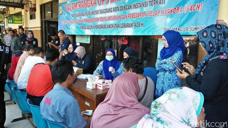 Mudik 2017, Sopir di Terminal Poris Tangerang Jalani Tes Urine Mudik 2017, Sopir di Terminal Poris Tangerang Jalani Tes Urine