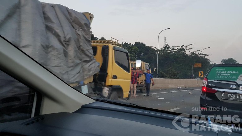 Kecelakaan Truk di KM 31 Tol JORR arah Pasar Rebo Kecelakaan Truk di KM 31 Tol JORR arah Pasar Rebo
