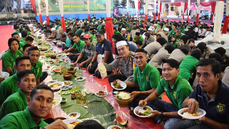 Serunya Kapolrestabes Surabaya Bukber Bersama Bonek Serunya Kapolrestabes Surabaya Bukber Bersama Bonek
