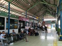 Suasana Terminal Harjamukti Cirebon.