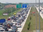 Kendaraan Antre di GT Palimanan Akibat Rest Area Penuh