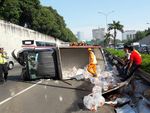 Truk Terguling di Tol JORR Arah Pondok Indah, Muatan Air Tercecer