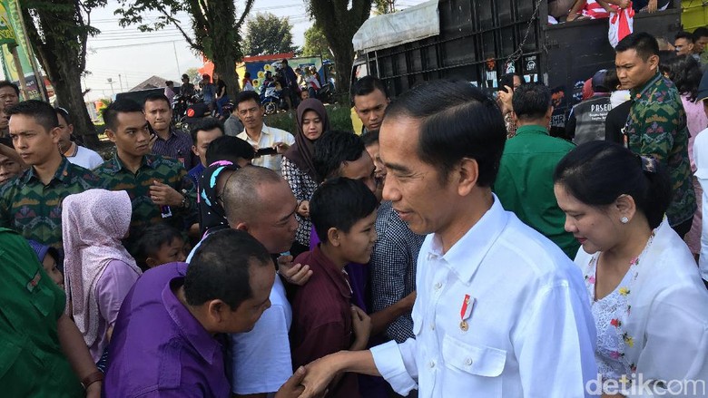 Jokowi Jalan-jalan ke Ragunan Bersama Keluarga