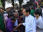 Ditemani Iriana Bagi Sembako, Jokowi Dapat Ucapan Ultah dari Warga