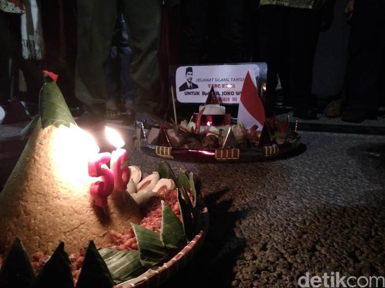 Tumpeng di Seberang Istana untuk Ulang Tahun Joko Widodo