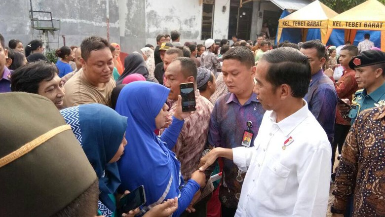 Saat Warga Salah Kira Tangan Jokowi Tak Sewangi Artis