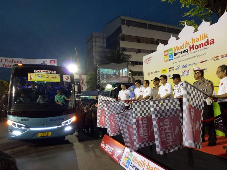Honda Berangkatkan 2.315 Pemudik Pakai Bus Honda Berangkatkan 2.315 Pemudik Pakai Bus
