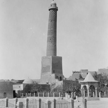 Masjid Al-Nuri dan menara Al-Hadba dalam foto yang diambil tahun 1932